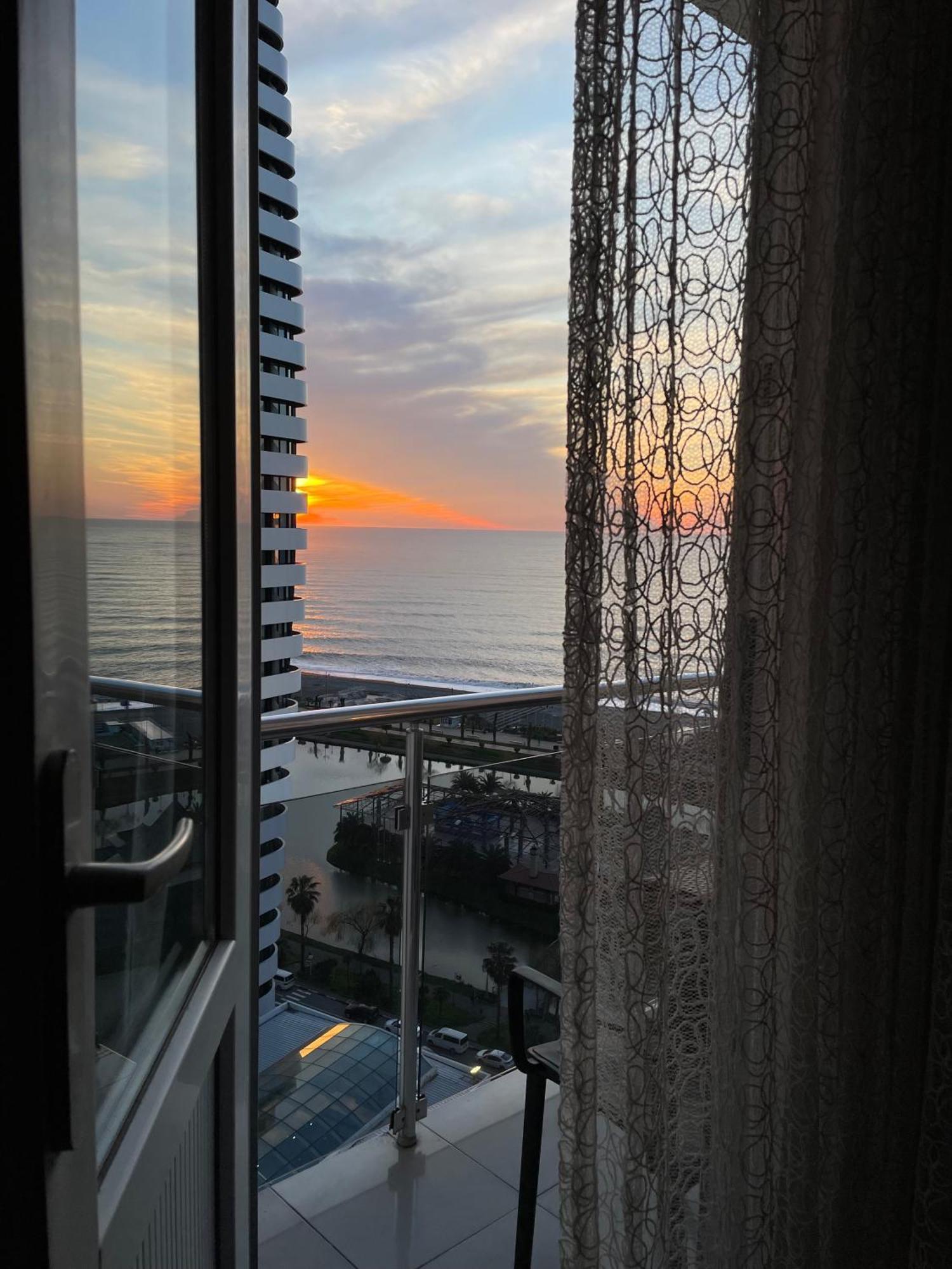 Roini Apartment Batumi Esterno foto