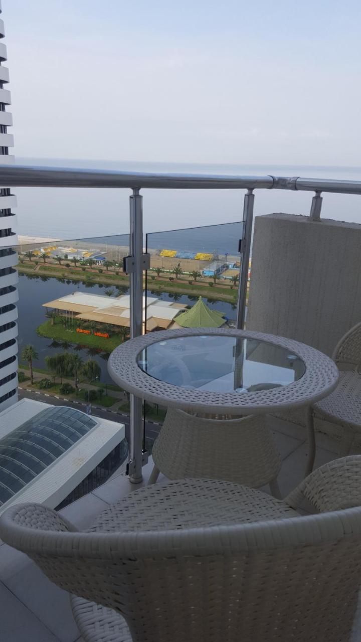 Roini Apartment Batumi Esterno foto